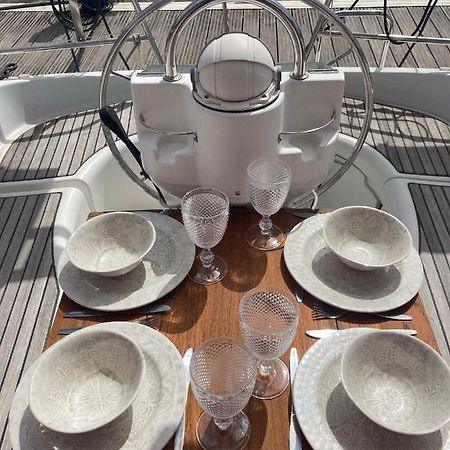 Sea Bloom - Sleep & Sail In Tejo Hotel Lisbon Bagian luar foto