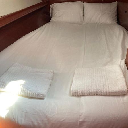 Sea Bloom - Sleep & Sail In Tejo Hotel Lisbon Bagian luar foto