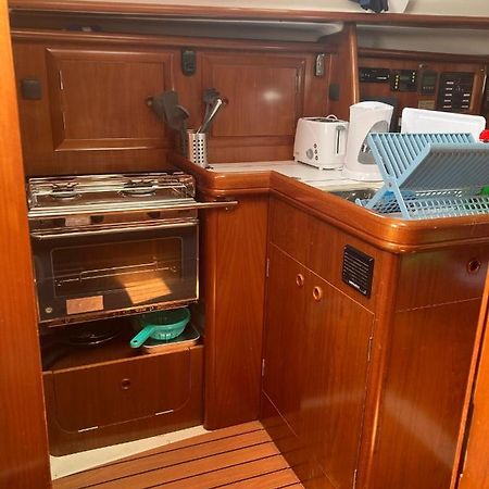 Sea Bloom - Sleep & Sail In Tejo Hotel Lisbon Bagian luar foto