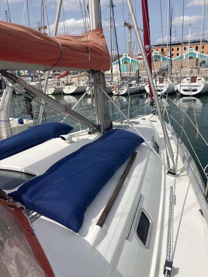 Sea Bloom - Sleep & Sail In Tejo Hotel Lisbon Bagian luar foto