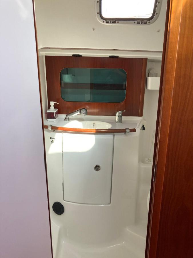 Sea Bloom - Sleep & Sail In Tejo Hotel Lisbon Bagian luar foto